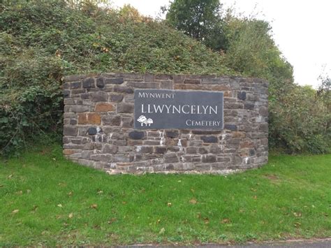 llwyncelyn cemetery Entrance_to_Llwyncelyn_Cemetery,_Cwmbran_-_geograph